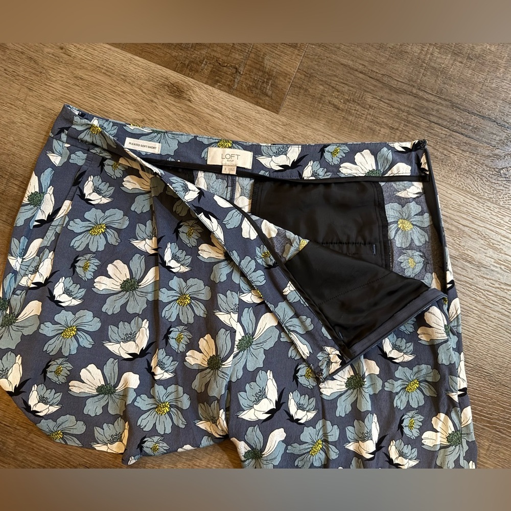 LOFT  Blue Floral Pleated Soft Shorts Size 6 - Picture 9 of 15